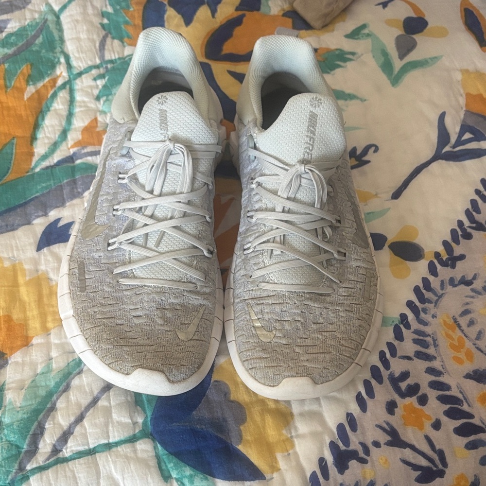 Nike Men's Free Tun 5.0 Light Gray and White Athletic Shoes